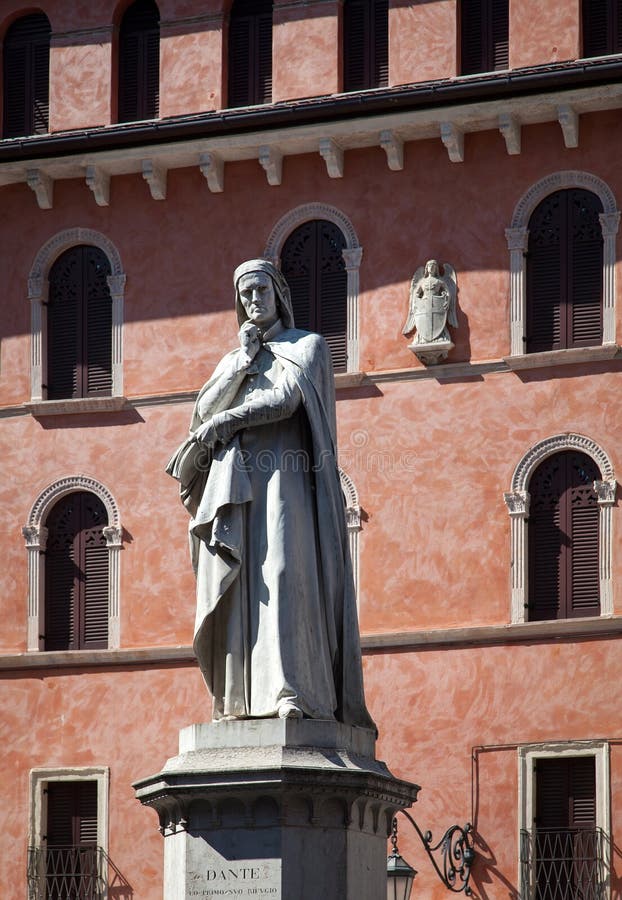 Standbeeld van Dante Alighieri in Verona stock afbeeldingen Standbeeld van Dante Alighieri in Verona stock afbeeldingen