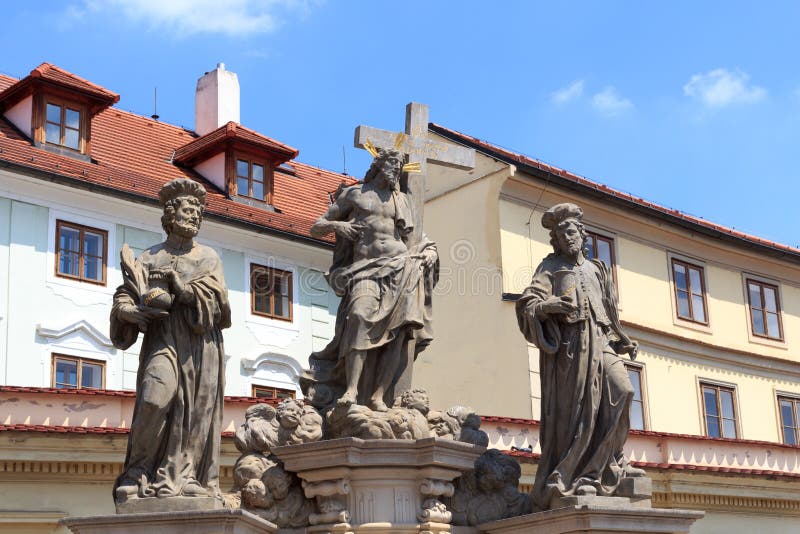 Standbeeld van de Heilige Verlosser met Cosmas en Damian in Charles Bridge, Praag royalty-vrije stock afbeelding Standbeeld van de Heilige Verlosser met Cosmas en Damian in Charles Bridge, Praag royalty-vrije stock afbeelding