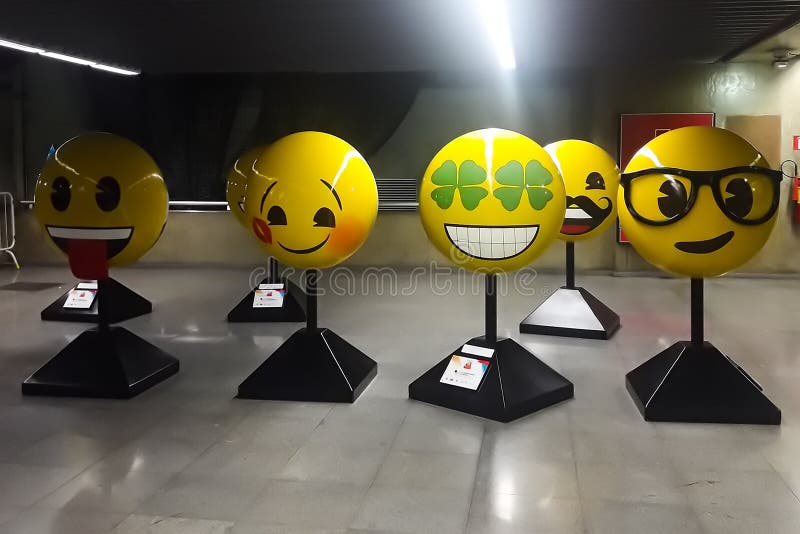 Standbeeld van emoties in geel