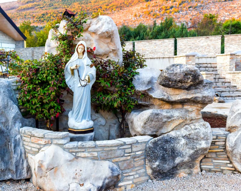 Standbeeld van Heilige Maagdelijke Mary in Medjugorje stock afbeeldingen Standbeeld van Heilige Maagdelijke Mary in Medjugorje stock afbeeldingen