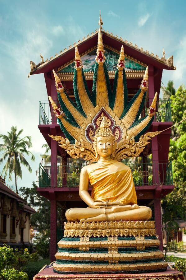 Standbeeld van het mediteren van Boedha in traditionele theravadastijl laos royalty-vrije stock fotografie Standbeeld van het mediteren van Boedha in traditionele theravadastijl laos royalty-vrije stock fotografie