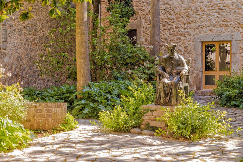 Standbeeld van Joaquin Rossello, Lluc-Klooster, Mallorca stock afbeelding Standbeeld van Joaquin Rossello, Lluc-Klooster, Mallorca stock afbeelding