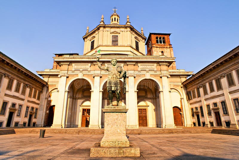 Standbeeld van Keizer Constantine, Milaan