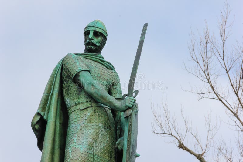 Standbeeld van koning Afonso Henriques Guimaraes portugal royalty-vrije stock afbeelding Standbeeld van koning Afonso Henriques Guimaraes portugal royalty-vrije stock afbeelding
