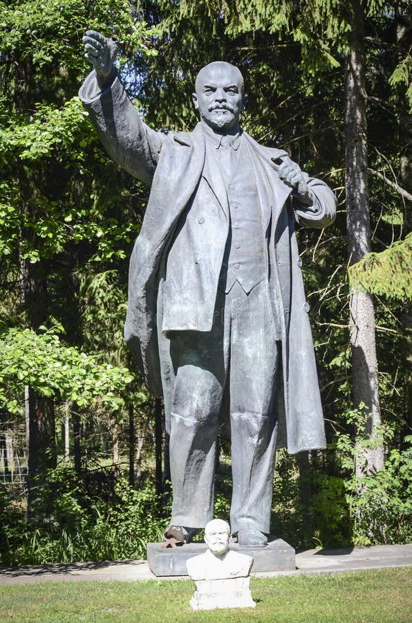 Standbeeld van Lenin in Grutas-park royalty-vrije stock afbeelding Standbeeld van Lenin in Grutas-park royalty-vrije stock afbeelding