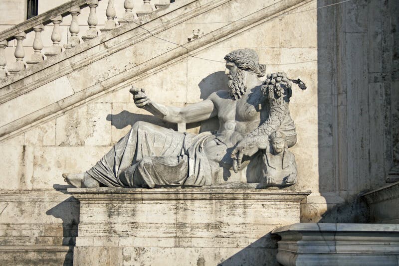 Standbeeld van Nile God, Piazza del Campidoglio, Rome, Italië stock afbeelding Standbeeld van Nile God, Piazza del Campidoglio, Rome, Italië stock afbeelding