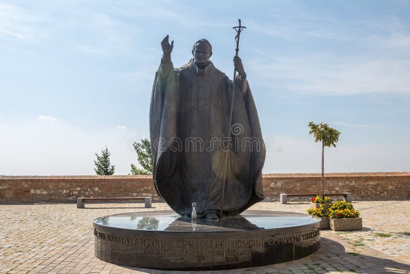 Standbeeld van Paus Johannes Paulus II in Nitra, Slowaakse republiek, centraal E royalty-vrije stock afbeeldingen Standbeeld van Paus Johannes Paulus II in Nitra, Slowaakse republiek, centraal E royalty-vrije stock afbeeldingen
