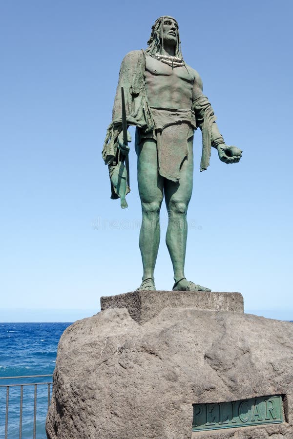 Standbeeld van Pelicar, een Guanche-leider of een mencey, een deel van de negen standbeelden van pre-Spaanse die koningen in Plaz stock afbeeldingen Standbeeld van Pelicar, een Guanche-leider of een mencey, een deel van de negen standbeelden van pre-Spaanse die koningen in Plaz stock afbeeldingen