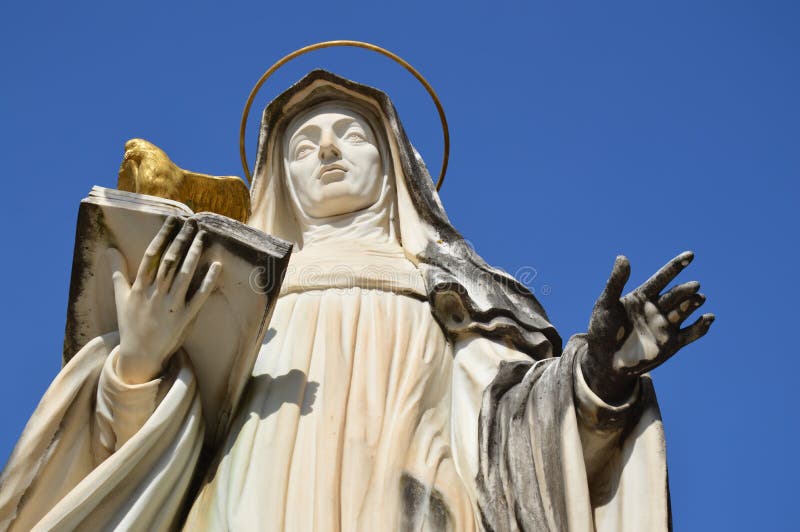 Standbeeld van St Scholastica, Monte Cassino stock foto's Standbeeld van St Scholastica, Monte Cassino stock foto's