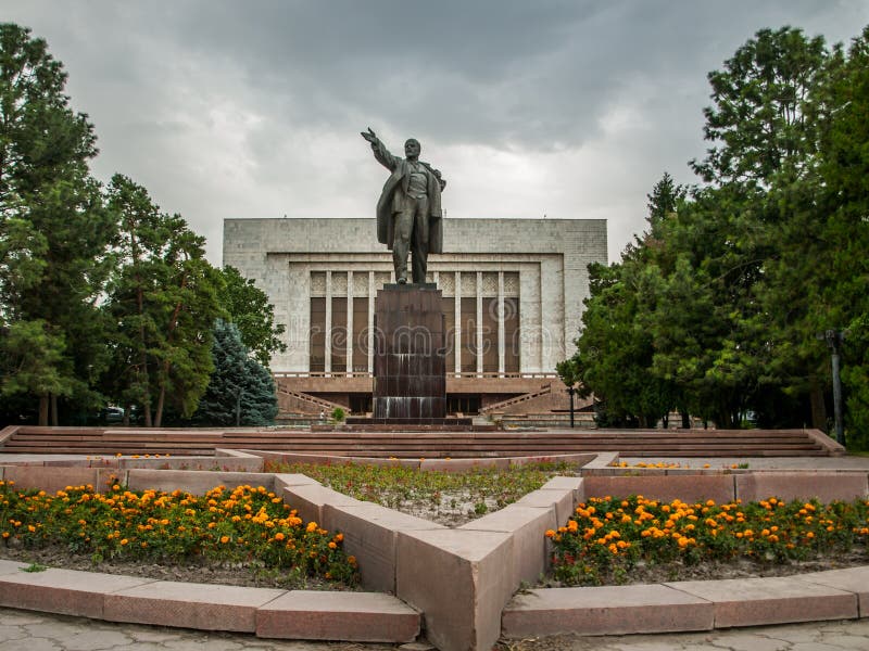 Standbeeld van V I Lenin in hoofdstad van Kyrgyzstan - Bishkek royalty-vrije stock fotografie Standbeeld van V I Lenin in hoofdstad van Kyrgyzstan - Bishkek royalty-vrije stock fotografie