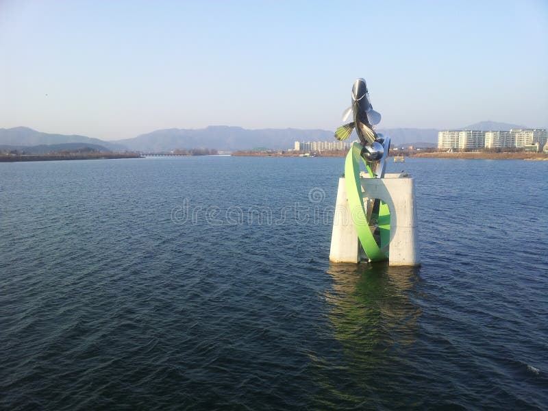 Standbeeld van vissen in water van Soyang-rivier stock foto