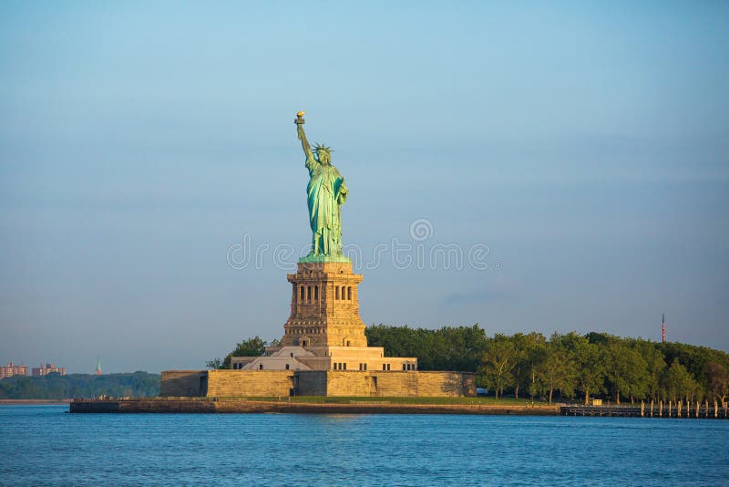 Standbeeld van Vrijheid & de Zonsondergang van de Stad van New York