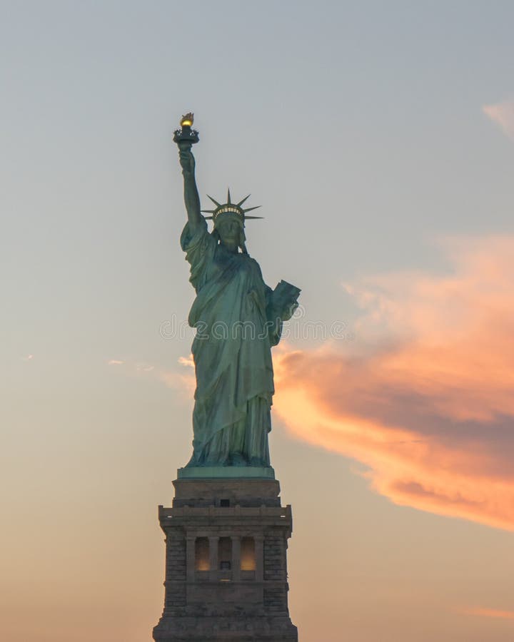 Standbeeld van Vrijheid tijdens zonsondergang royalty-vrije stock afbeeldingen Standbeeld van Vrijheid tijdens zonsondergang royalty-vrije stock afbeeldingen