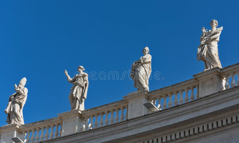 Standbeelden 11 apostelen op het dak van St Peter Basiliek, het plein Vatikaan van San Pietro stock fotografie Standbeelden 11 apostelen op het dak van St Peter Basiliek, het plein Vatikaan van San Pietro stock fotografie
