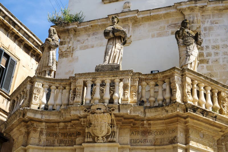 standbeelden bij de ingang aan Piazza Duomo, Lecce royalty-vrije stock foto's standbeelden bij de ingang aan Piazza Duomo, Lecce royalty-vrije stock foto's