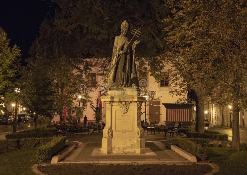 Standbeeldpaus Innocentius XI bij nacht, Boedapest, Hongarije stock afbeeldingen Standbeeldpaus Innocentius XI bij nacht, Boedapest, Hongarije stock afbeeldingen
