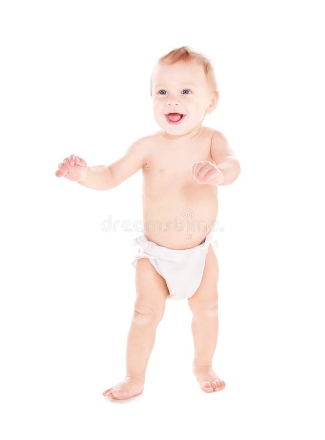 Una foto de de pie un nino chico en panal a través de blanco.