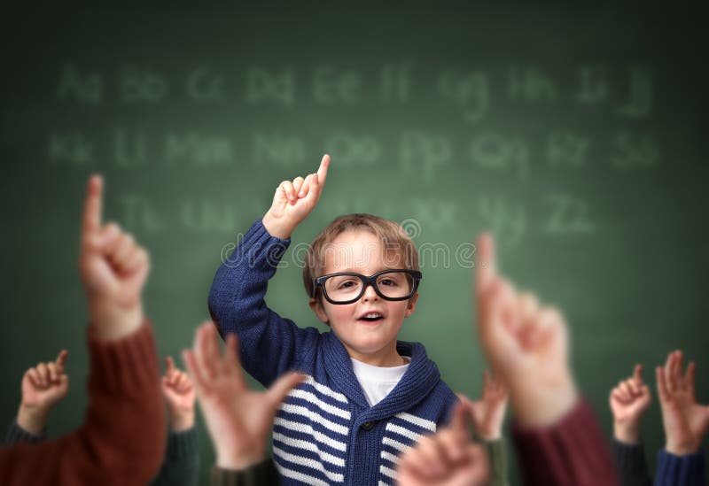 Studentessa delle elementari a scuola del bambino con la mano alzata in aula davanti alla lavagna con gli altri bambini, concetto per il pet insegnanti, in piedi fuori dalla crowdand, genio, in grado di eccellere in materia di istruzione.