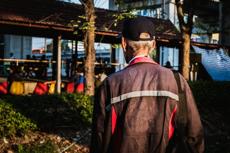 Stando da solo nel parco pubblico al pomeriggio immagini stock Stando da solo nel parco pubblico al pomeriggio immagini stock