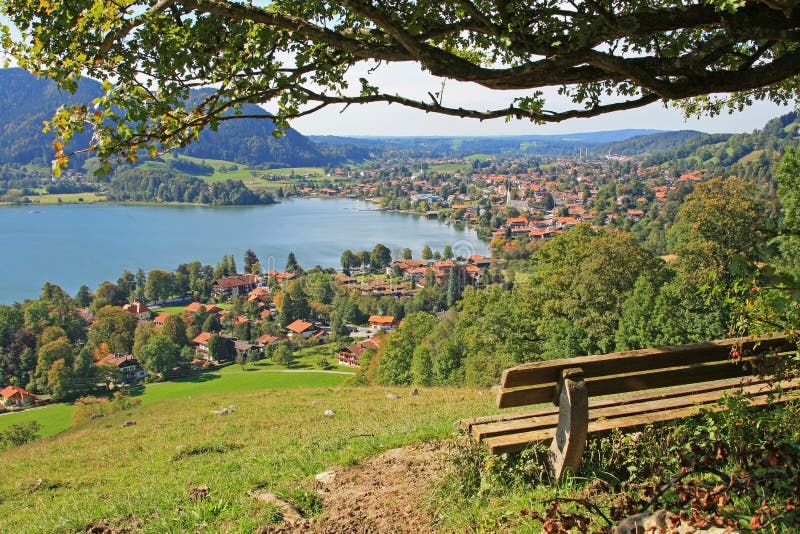 Standpunkt mit Bank, See schliersee, Deutschland lizenzfreies stockfoto Standpunkt mit Bank, See schliersee, Deutschland lizenzfreies stockfoto