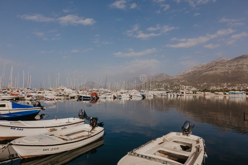 Stange, Montenegro - 31. November 2018 Fischerboote auf dem Hintergrund von Bergen und von Yachten auf der adriatischen Küste - B stockfotografie Stange, Montenegro - 31. November 2018 Fischerboote auf dem Hintergrund von Bergen und von Yachten auf der adriatischen Küste - B stockfotografie