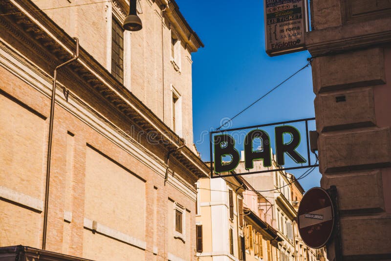 Stangenzeichen mit alten Gebäuden auf Hintergrund stockfotos