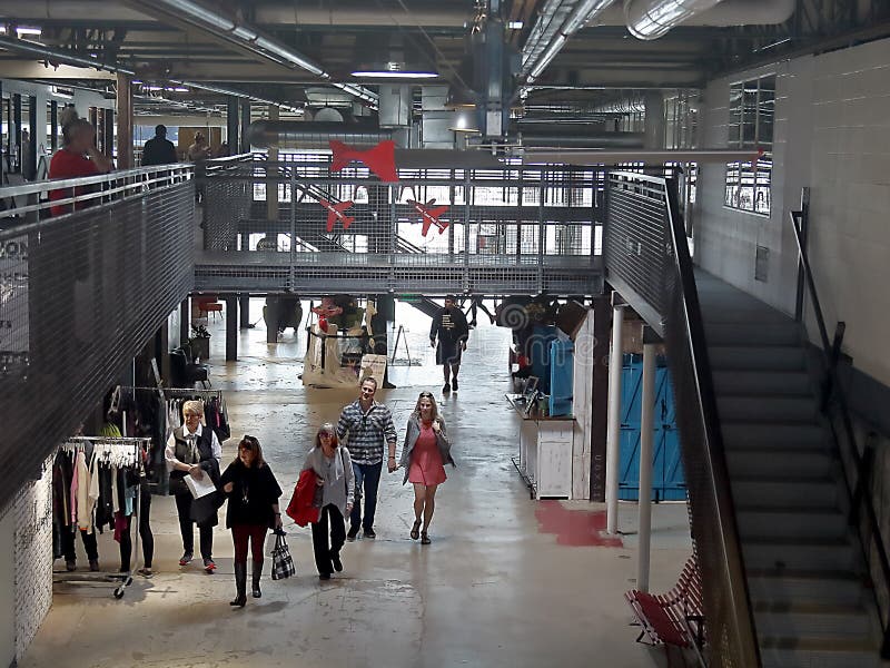 Stanley Marketplace, repaire bien aéré d'entrepôt logeant les vendeurs de nourriture multiples, avec d'autres détaillants et entr images stock Stanley Marketplace, repaire bien aéré d'entrepôt logeant les vendeurs de nourriture multiples, avec d'autres détaillants et entr images stock