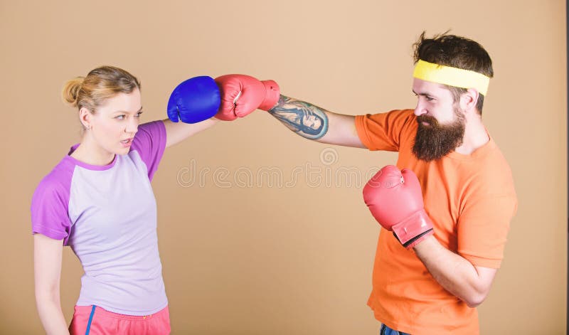 stansa sportframg?ng Knockout och energi parutbildning i boxninghandskar Lycklig kvinna och sk?ggig mangenomk?rare in royaltyfri foto stansa sportframg?ng Knockout och energi parutbildning i boxninghandskar Lycklig kvinna och sk?ggig mangenomk?rare in royaltyfri foto