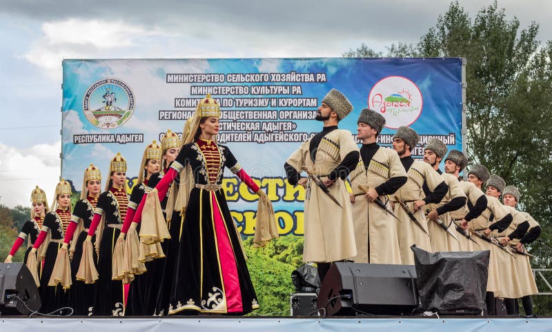 Stanu akademicki zespół ludowy taniec Adygeya Nalmes przy festiwalem czerkiesa ser w republice Adygea obrazy royalty free