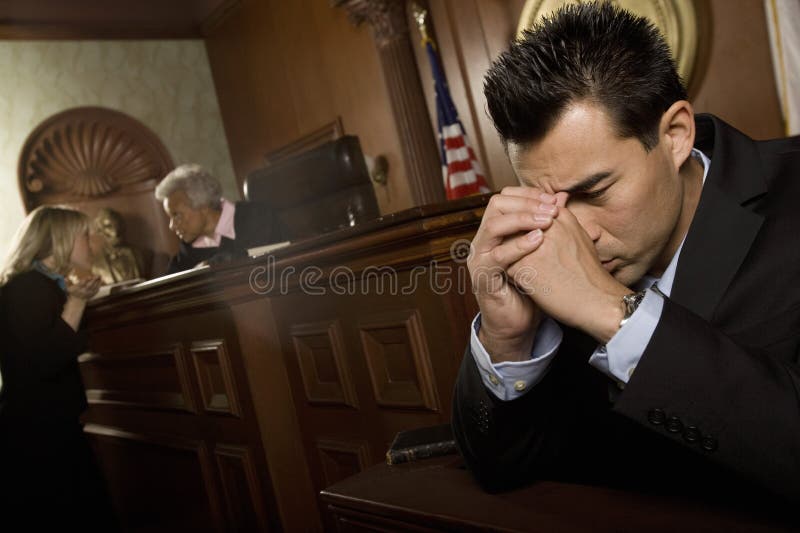 Stanza colpevole dell'uomo in tribunale fotografia stock libera da diritti Stanza colpevole dell'uomo in tribunale fotografia stock libera da diritti