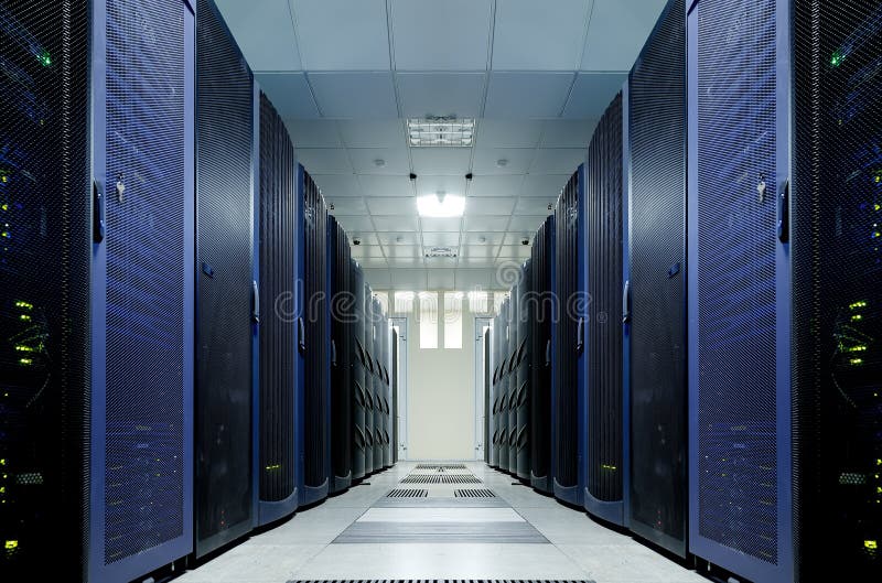Stanza del server con attrezzatura moderna nel centro dati fotografie stock