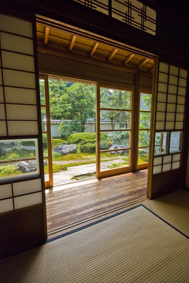 Stanza dello Shoji e di Tatami, Giappone fotografia stock libera da diritti Stanza dello Shoji e di Tatami, Giappone fotografia stock libera da diritti