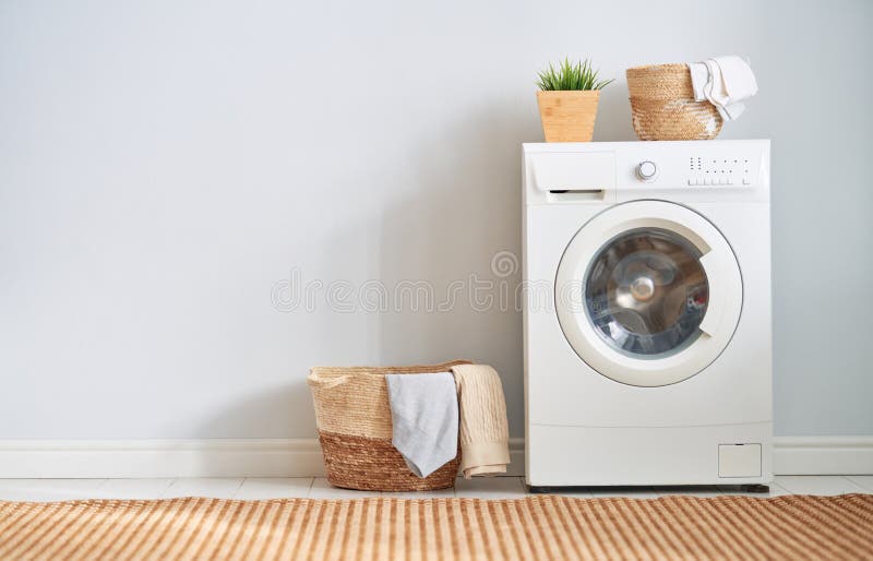 Stanza di lavanderia con una lavatrice