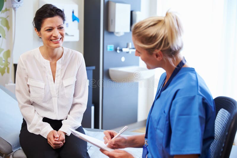 Stanza di ospedale femminile del dottore e del paziente Have Consultation In fotografie stock libere da diritti