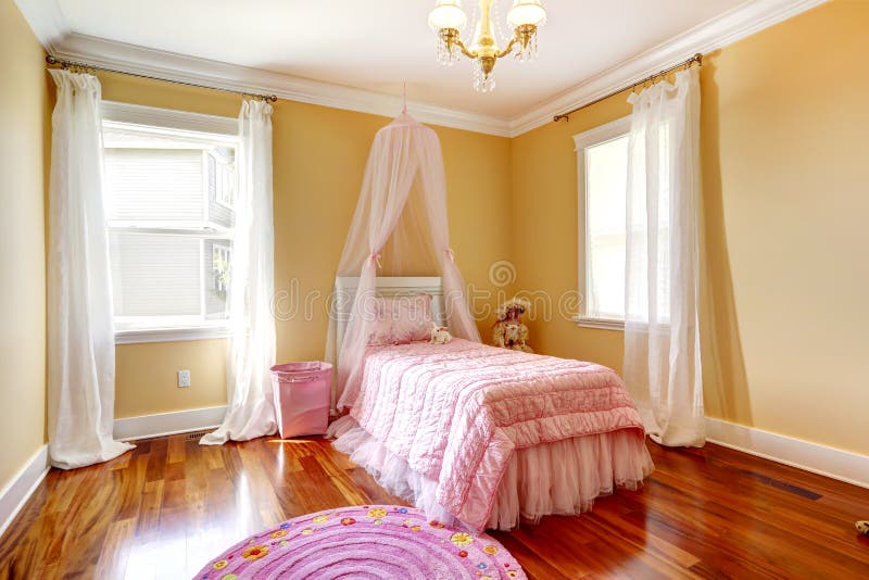 Stanza felice della ragazza con il letto rosa del baldacchino immagini stock libere da diritti Stanza felice della ragazza con il letto rosa del baldacchino immagini stock libere da diritti