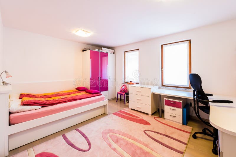 Stanza moderna del gioco della ragazza dei bambini con il letto e lo scrittorio di studio fotografie stock Stanza moderna del gioco della ragazza dei bambini con il letto e lo scrittorio di studio fotografie stock