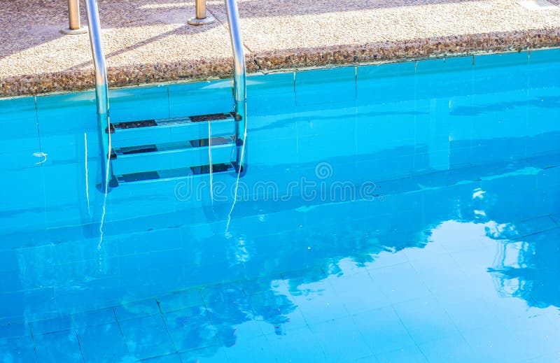 Stanze di ingresso di sicurezza per la piscina spazio blu trasparente per l'acqua per il rilassamento, copia spazio per il testo immagini stock Stanze di ingresso di sicurezza per la piscina spazio blu trasparente per l'acqua per il rilassamento, copia spazio per il testo immagini stock