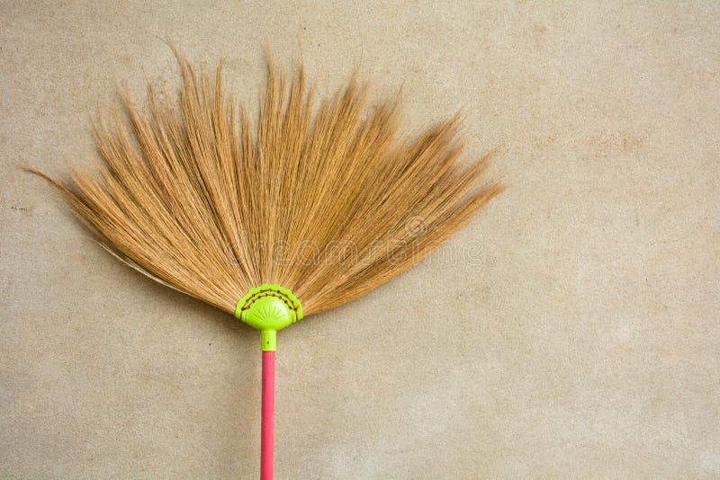 Stanze ottenute da paglia utilizzata per la pulizia delle polveri del pavimento appoggiate a pareti di cemento vecchie e sporche fotografia stock libera da diritti Stanze ottenute da paglia utilizzata per la pulizia delle polveri del pavimento appoggiate a pareti di cemento vecchie e sporche fotografia stock libera da diritti