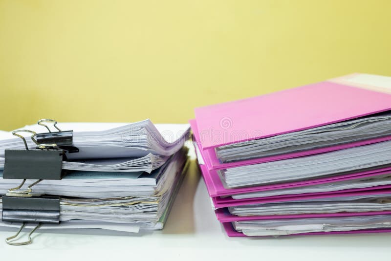Stapel boekhoudingsdocumenten op wit bureau stock afbeelding Stapel boekhoudingsdocumenten op wit bureau stock afbeelding