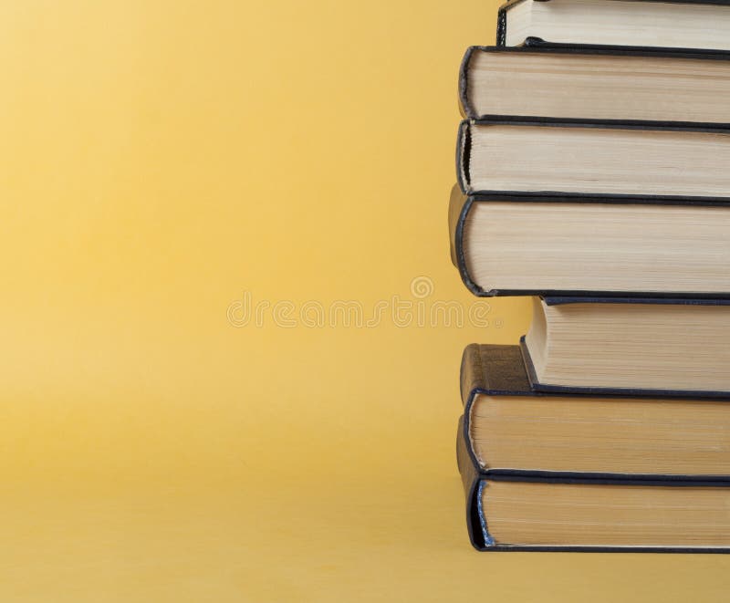 Stapel Bücher auf gelbem Hintergrund getrennte alte Bücher Zurück zu Schule lizenzfreies stockfoto Stapel Bücher auf gelbem Hintergrund getrennte alte Bücher Zurück zu Schule lizenzfreies stockfoto