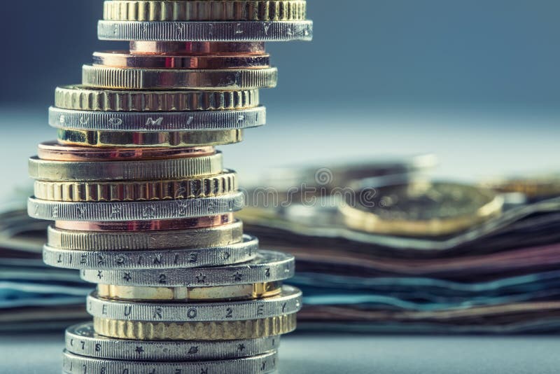 Stapel der Euromünzen Fokus auf Seil Fünf, 10 und fünfzig Eurobanknoten Münzen gestapelt auf einander in den verschiedenen Positi lizenzfreies stockfoto Stapel der Euromünzen Fokus auf Seil Fünf, 10 und fünfzig Eurobanknoten Münzen gestapelt auf einander in den verschiedenen Positi lizenzfreies stockfoto