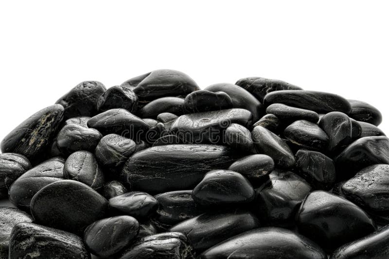 Haufen schwarzer polierter Flusssteine stockbild