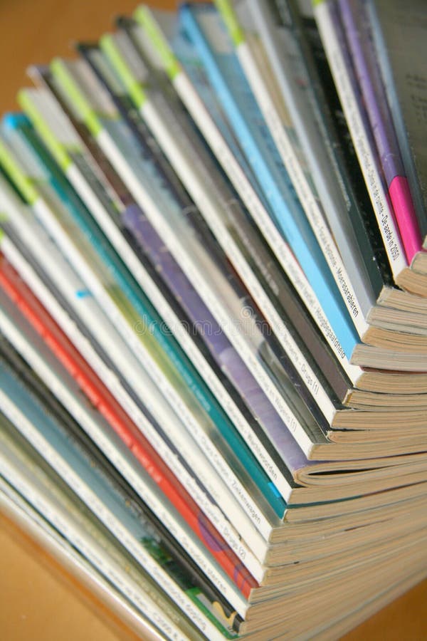 Stapel der Zeitschriften stockbild Stapel der Zeitschriften stockbild