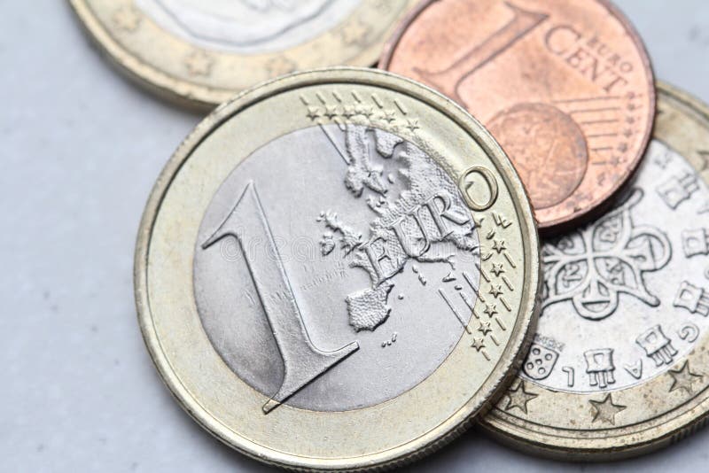 Stapel des Euros prägt Nahaufnahme lizenzfreies stockfoto Stapel des Euros prägt Nahaufnahme lizenzfreies stockfoto