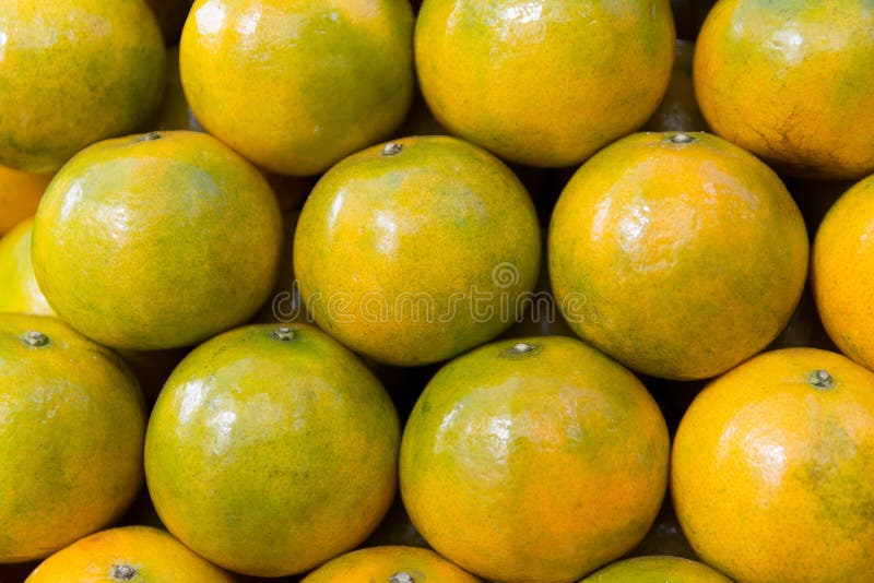 Stapel des grünen und gelben gelben Orangenhintergrundes stockfoto Stapel des grünen und gelben gelben Orangenhintergrundes stockfoto
