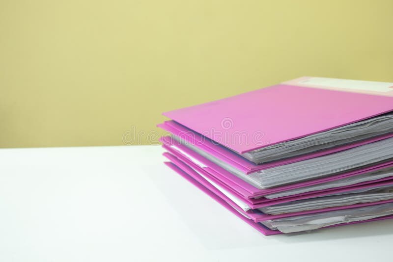 Stapel documenten van het rekeningsdossier op wit bureau stock foto Stapel documenten van het rekeningsdossier op wit bureau stock foto