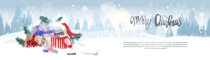 Stapel Geschenke über Winter-Forest Landscape Merry Christmas Background-Feiertags-Gruß-Karten-Design-horizontaler Fahne
