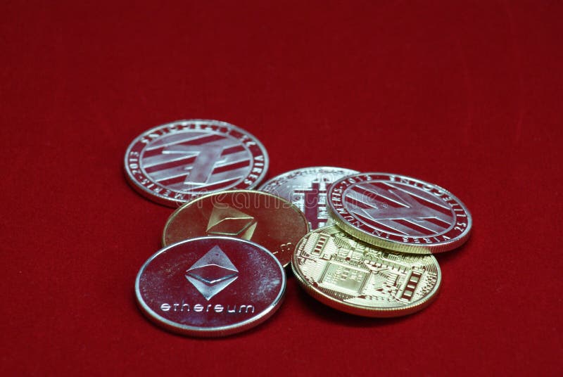 Stapel gouden en zilveren cryptocurrencymuntstukken op een rode fluweelachtergrond royalty-vrije stock afbeelding Stapel gouden en zilveren cryptocurrencymuntstukken op een rode fluweelachtergrond royalty-vrije stock afbeelding