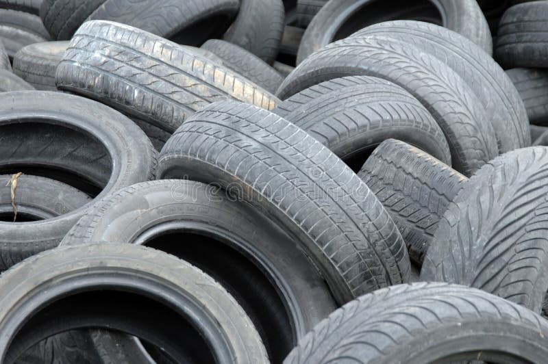 Stapel oude banden stock afbeelding. Afbeelding bestaande uit clunker