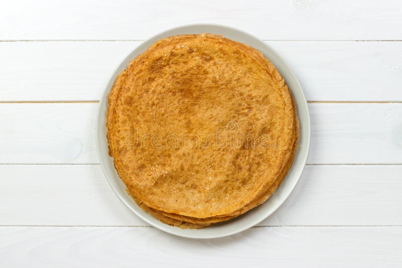 Stapel Pfannkuchen auf weißem Holztisch, Draufsicht stockbilder Stapel Pfannkuchen auf weißem Holztisch, Draufsicht stockbilder